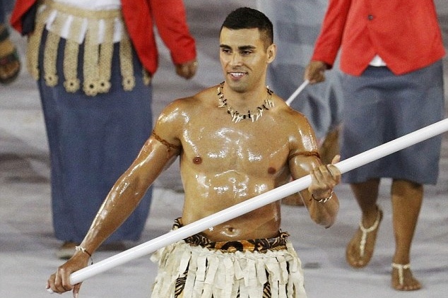 Can canh chang trai gay sot o le khai mac Olympic hinh anh