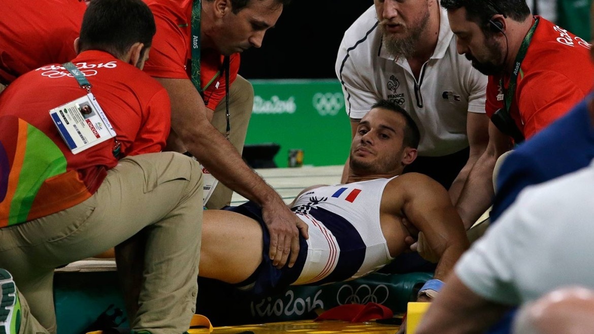 Doi ngu y te vung ve lam rot VDV bi gay gap chan hinh anh