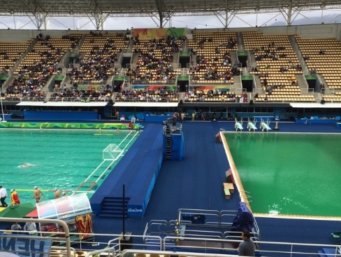 Vì sao nước hồ bơi ở Olympic chuyển màu? ảnh 1 Vi sao nuoc ho boi o Olympic chuyen mau? anh 1