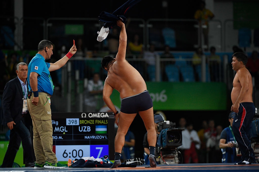 HLV cởi quần phản đối trọng tài ảnh 2 HLV coi quan phan doi trong tai anh 2