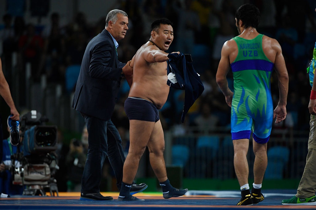 HLV cởi quần phản đối trọng tài ảnh 1 HLV coi quan phan doi trong tai anh 1