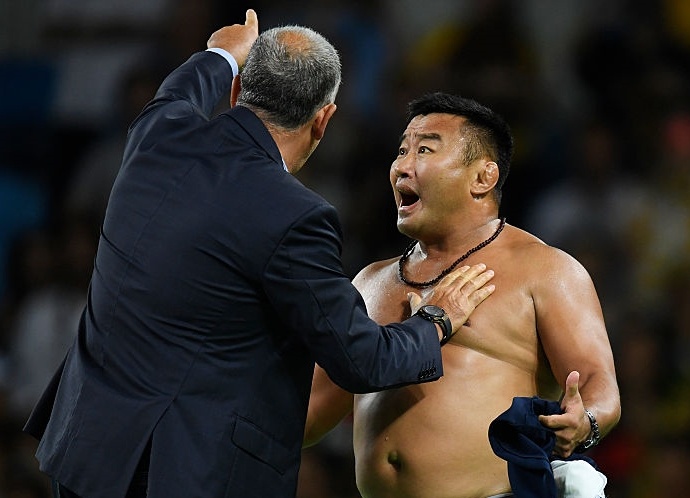 HLV Mong Co coi do phan doi trong tai hinh anh