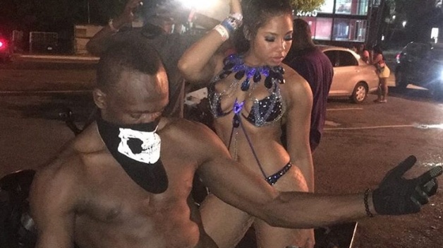 Usain Bolt dinh be boi ngu voi nu sinh hinh anh