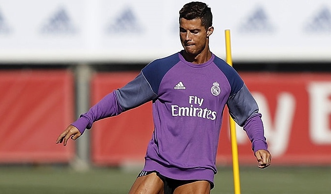 Bi an mieng dan tri thuong cho Ronaldo hinh anh