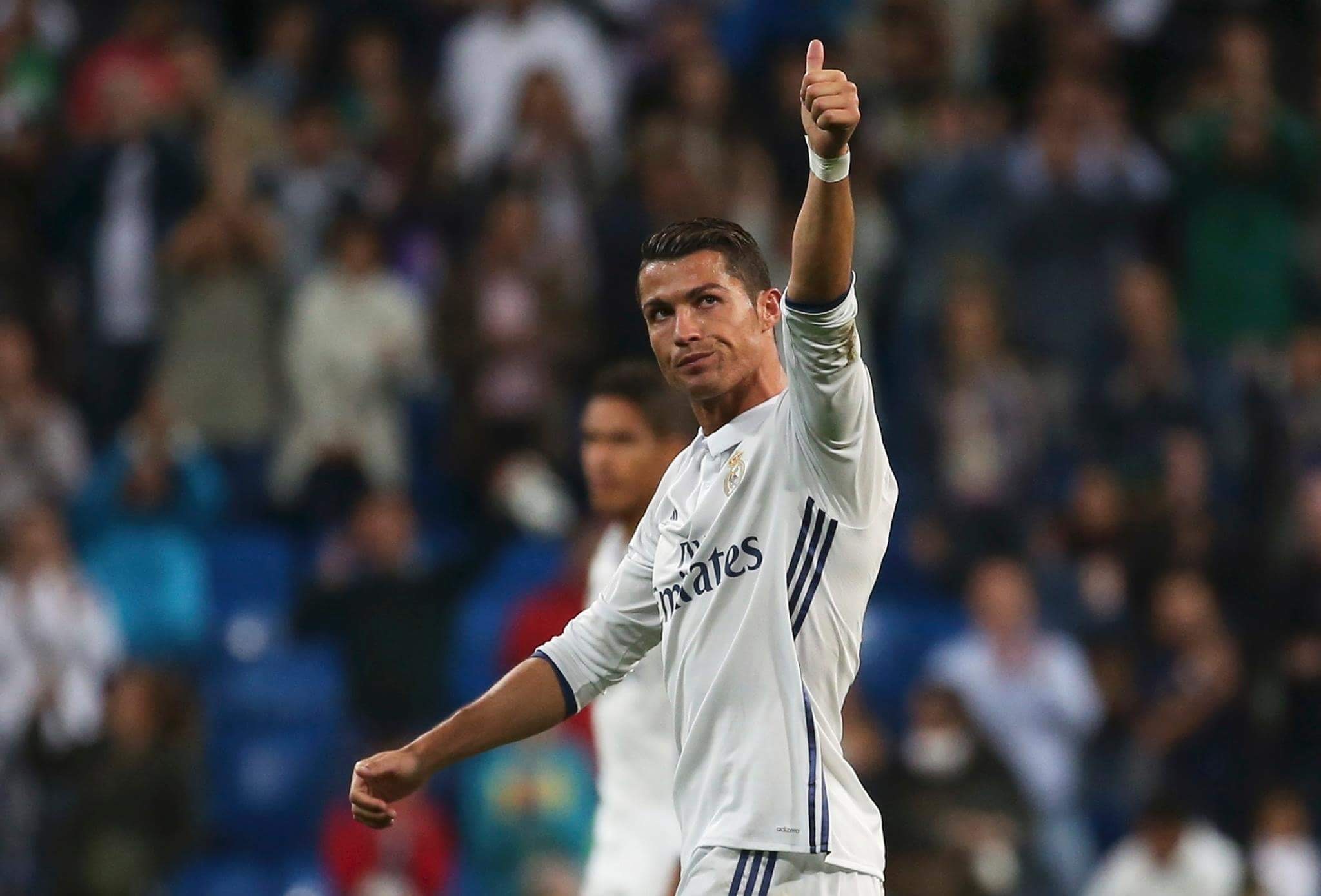 Ngay Ronaldo mang tin buon cho ca chau Au hinh anh