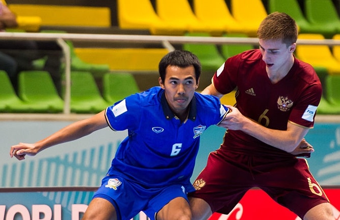 Tay san ban hang dau futsal Thai Lan nhan tin du hinh anh