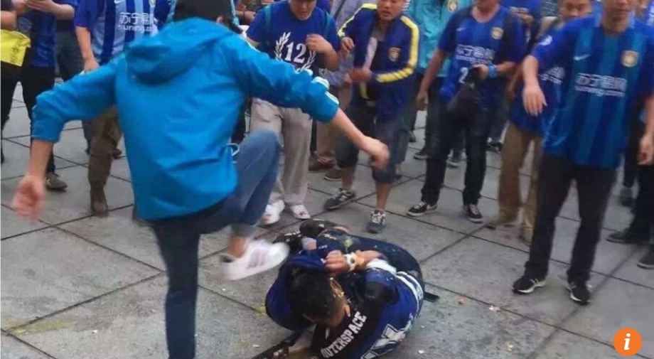 Fan Trung Quoc danh hoi dong doi thu hinh anh