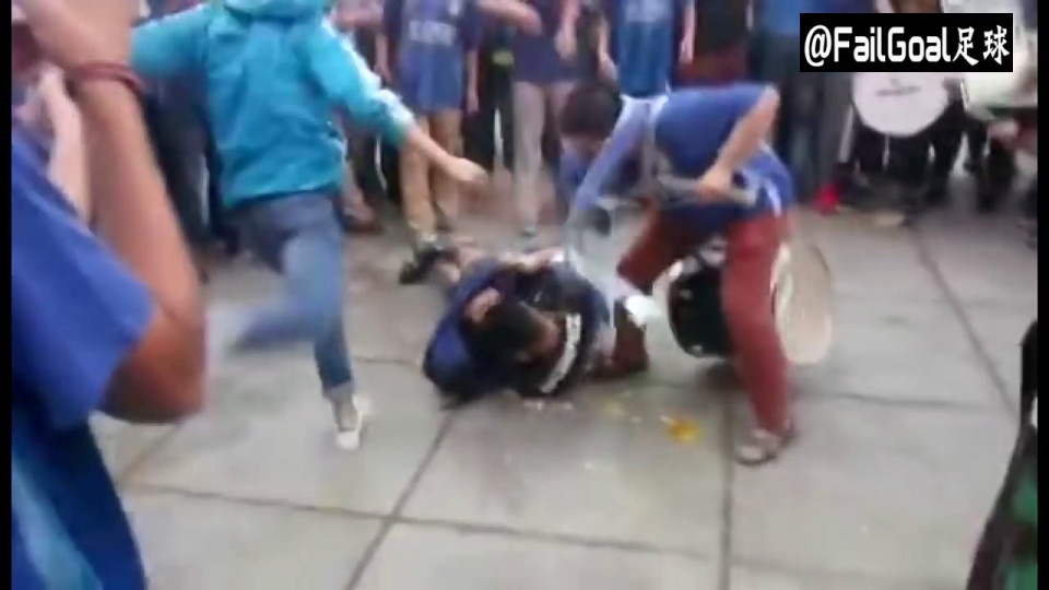 Kinh hoang fan Trung Quoc tan cong doi thu hinh anh