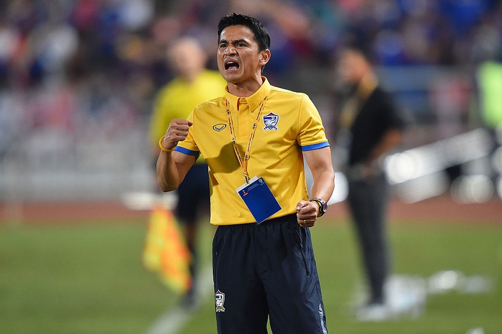 Cho xem Kiatisak dung don gi de ha UAE hinh anh