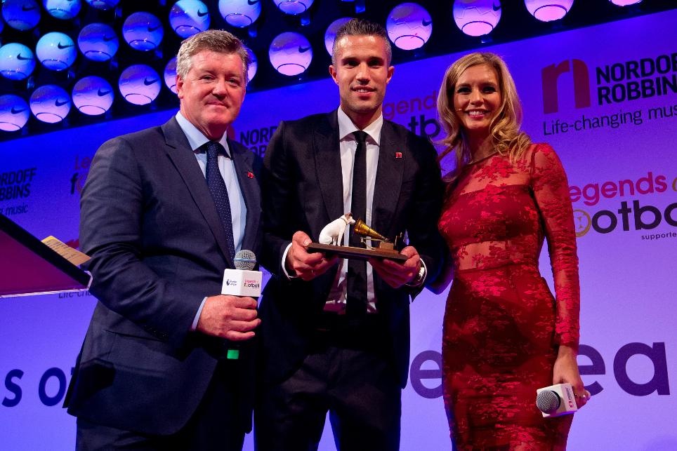 Van Persie giat giai ban thang dep nhat lich su Premier League anh 1