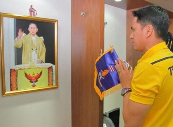 Nha vua bang ha, Thai Lan dung moi hoat dong bong da hinh anh