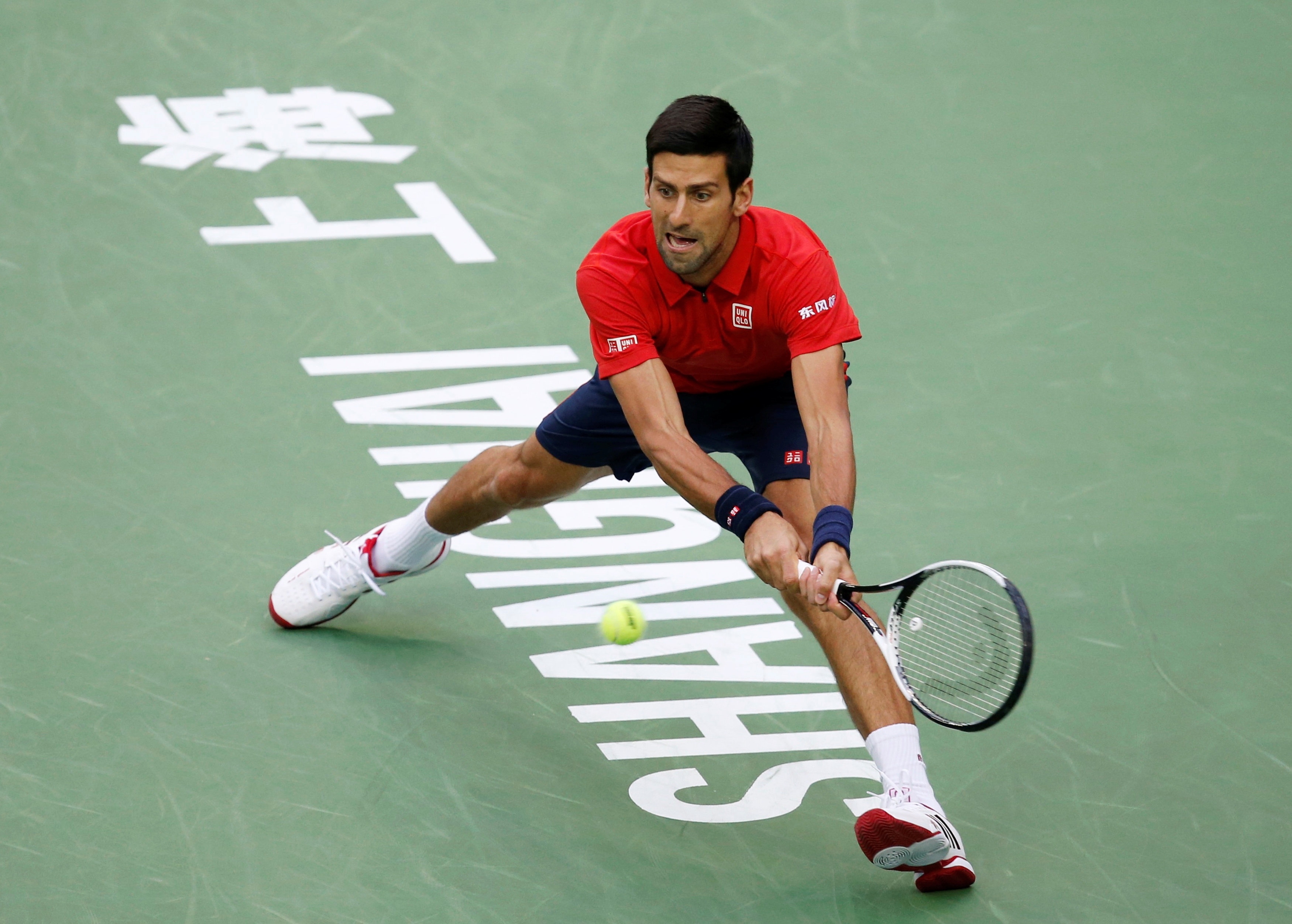 Mat kiem soat,  Djokovic dap vot trong ngay thanh cuu vuong Thuong Hai Masters anh 2