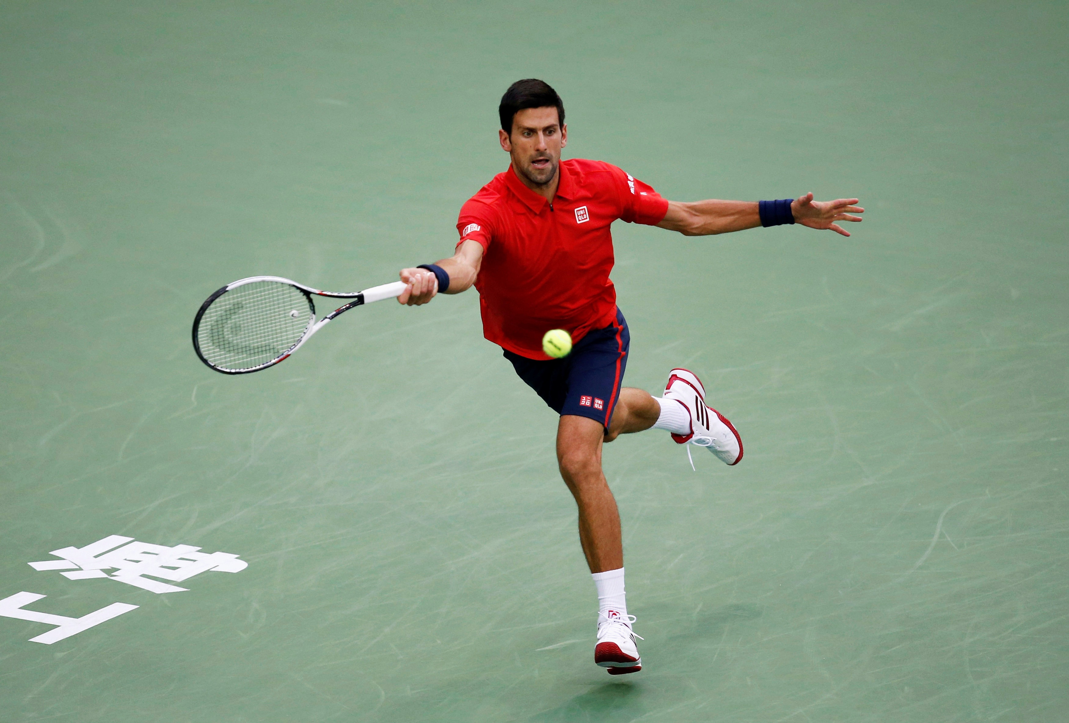 Mat kiem soat,  Djokovic dap vot trong ngay thanh cuu vuong Thuong Hai Masters anh 3