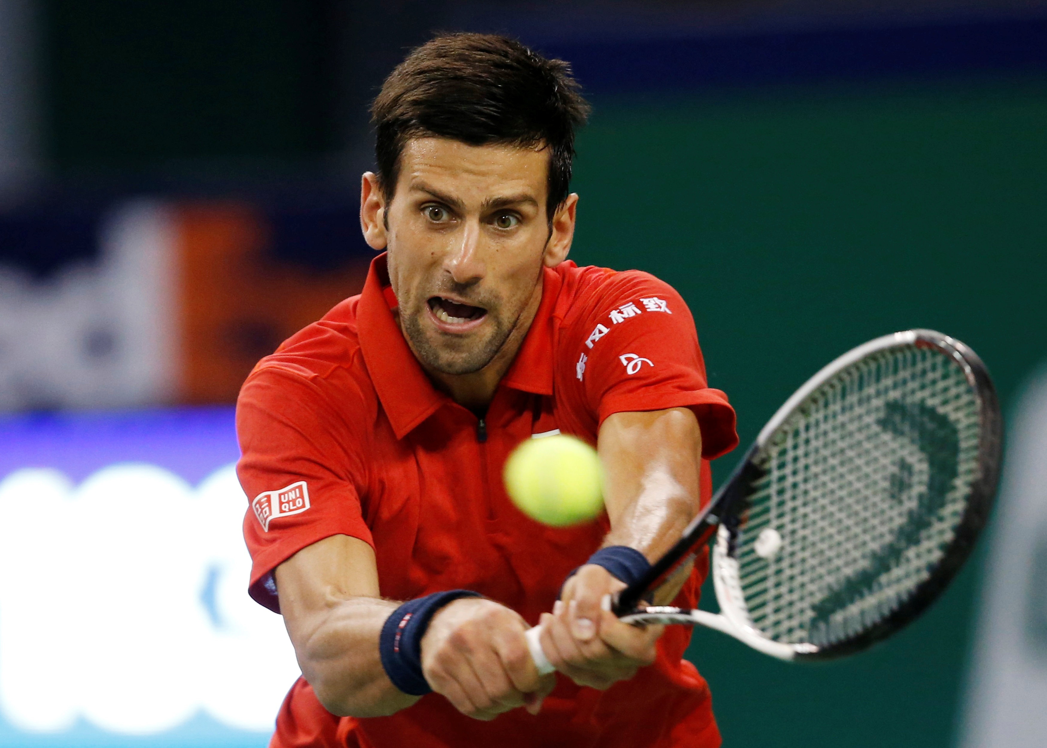 Mat kiem soat,  Djokovic dap vot trong ngay thanh cuu vuong Thuong Hai Masters anh 9