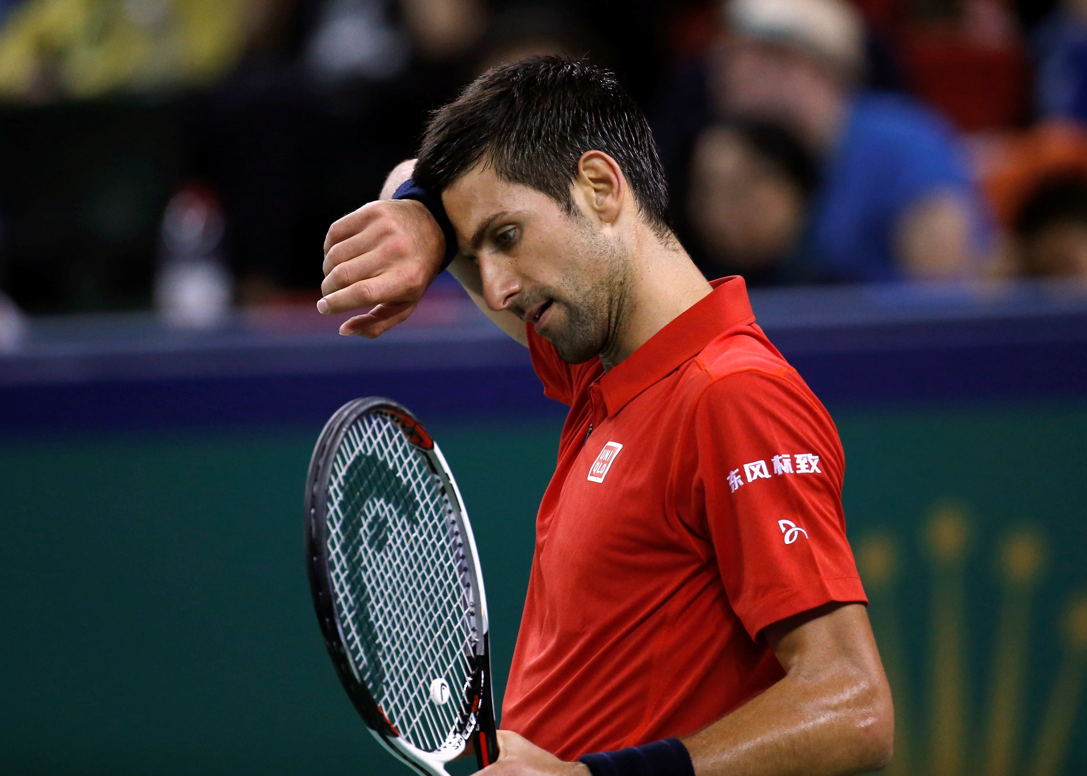 Mat kiem soat,  Djokovic dap vot trong ngay thanh cuu vuong Thuong Hai Masters anh 1