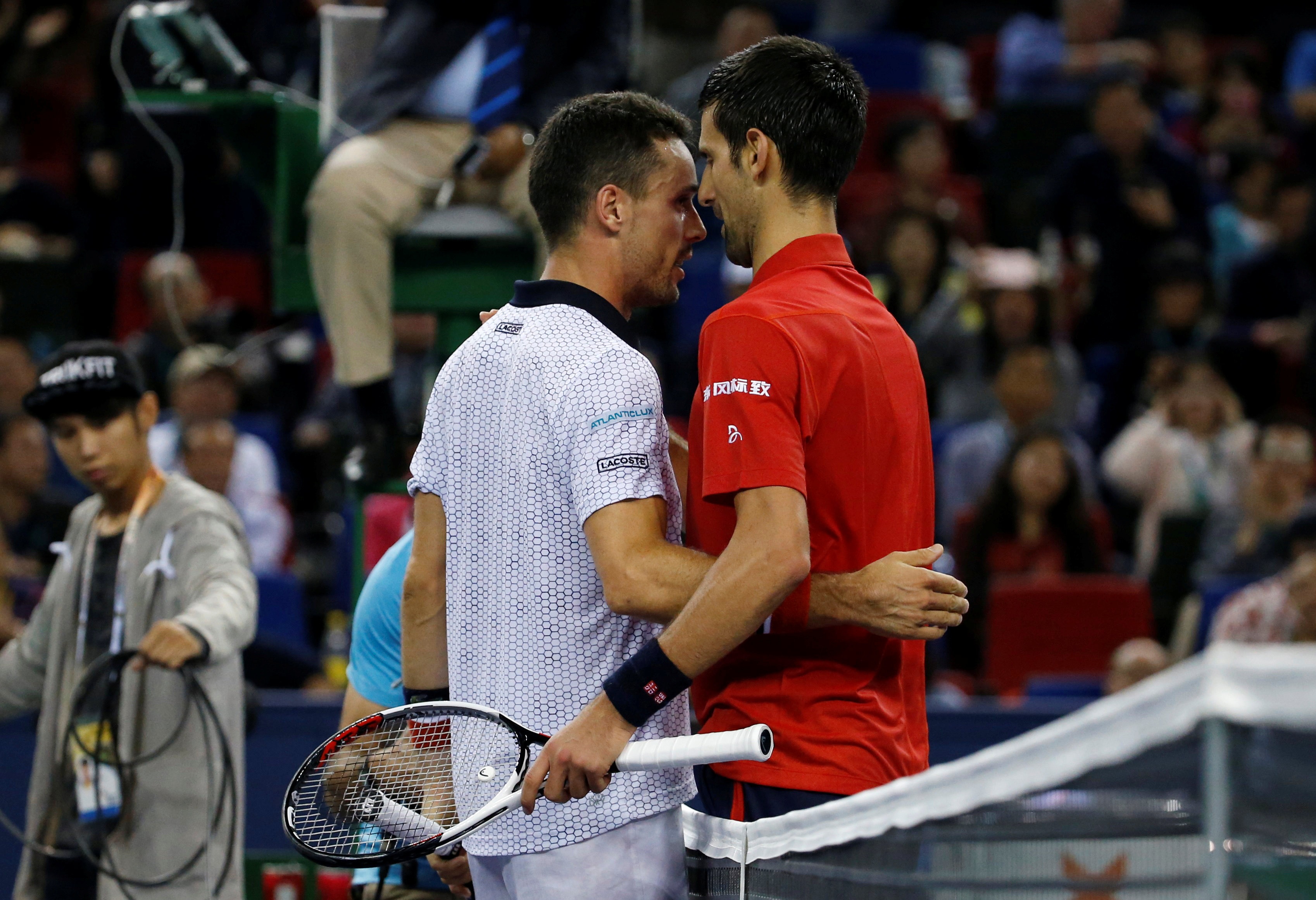 Mat kiem soat,  Djokovic dap vot trong ngay thanh cuu vuong Thuong Hai Masters anh 6