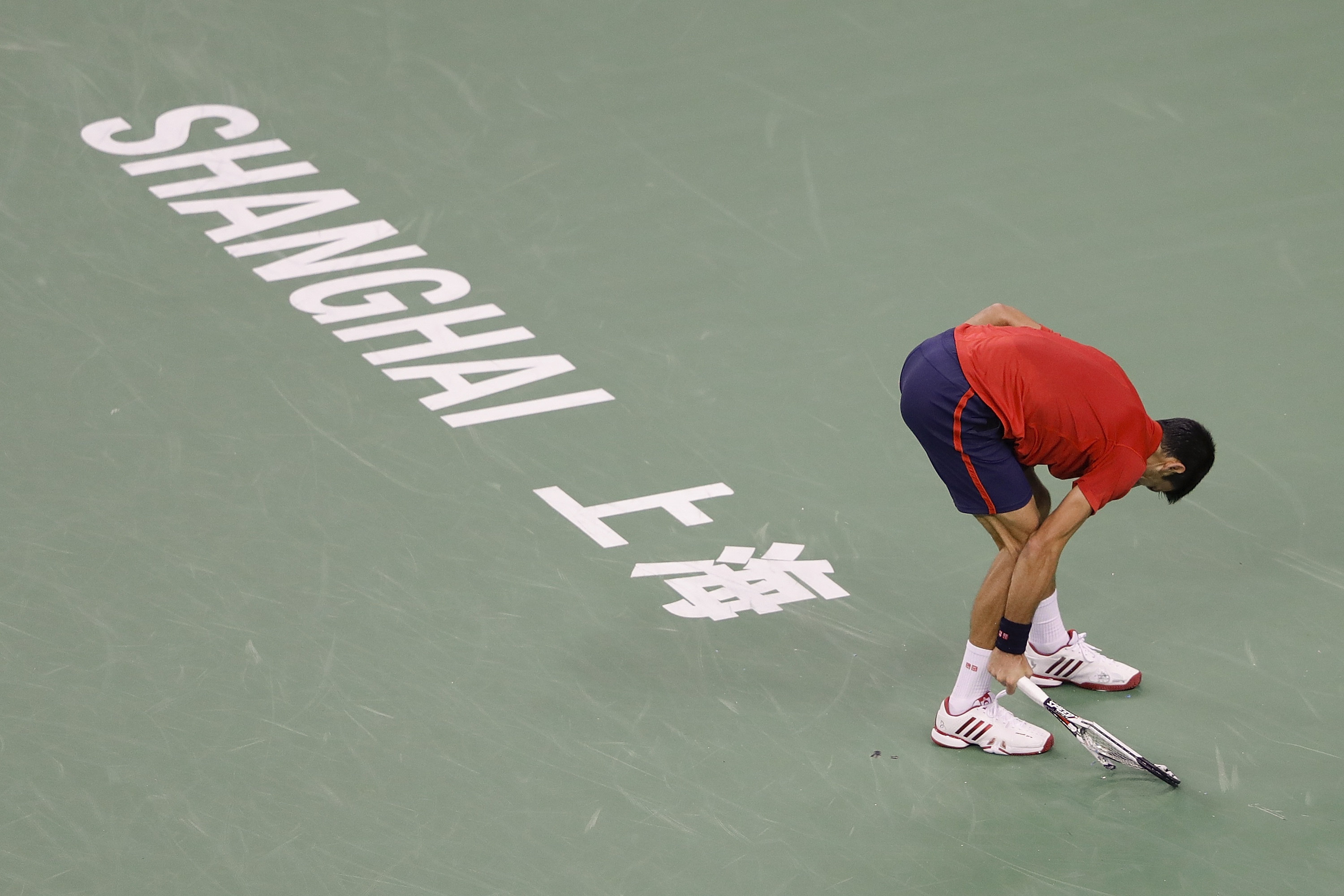 Mat kiem soat,  Djokovic dap vot trong ngay thanh cuu vuong Thuong Hai Masters anh 4