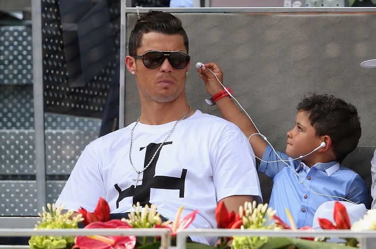 Con trai Ronaldo ghi ban trong ngay ra mat hinh anh