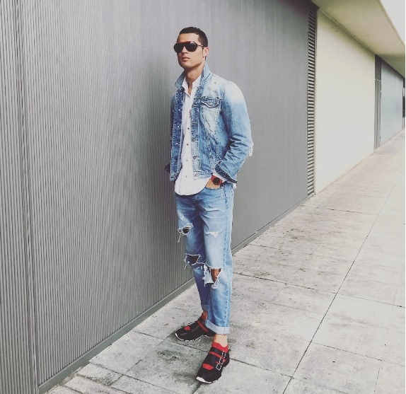 Ronaldo gay soc voi cach cham soc da dac biet anh 1