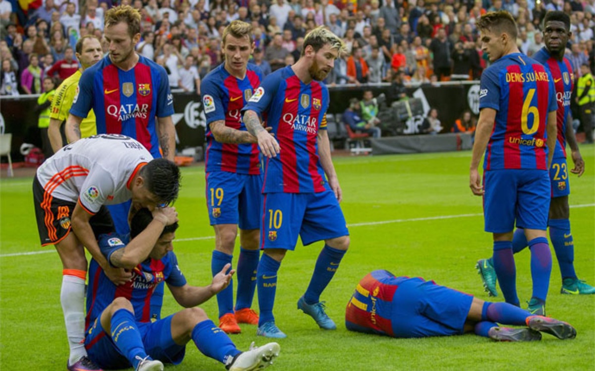 Barca thanh tong pham lon xon o Mestalla anh 1