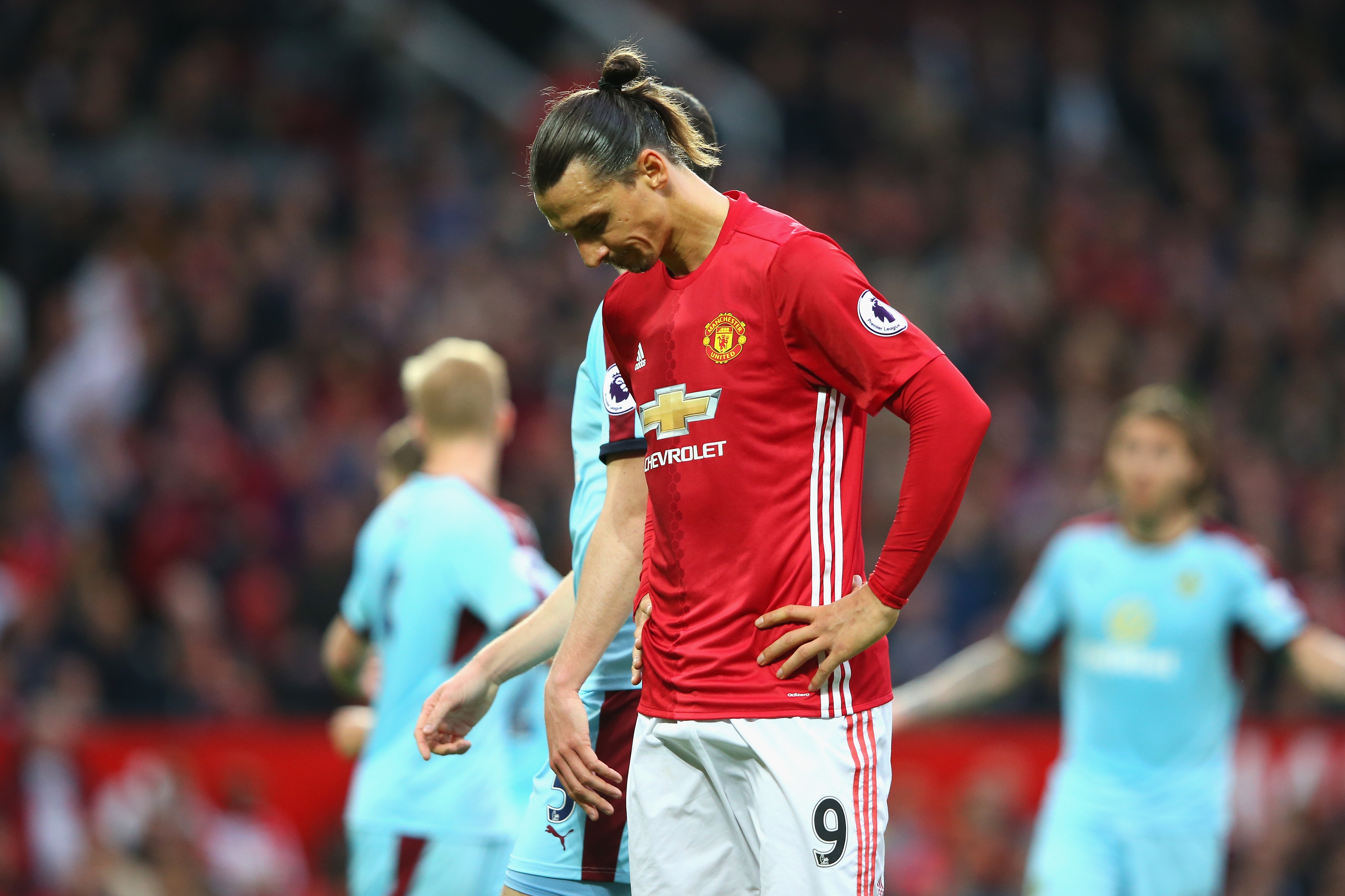 Bao dong, trom vieng nha hat cua Man United hinh anh