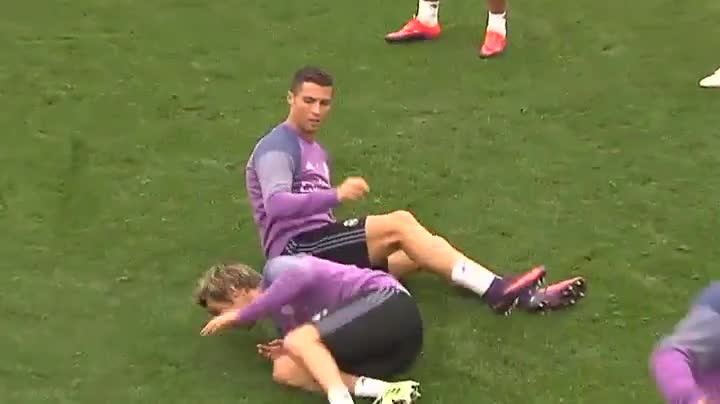 Bi xo hang, Ronaldo trut gian len Coentrao hinh anh