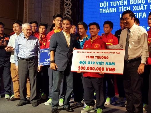 Ve nuoc, tuyen U19 Viet Nam nhan mua tien thuong hinh anh