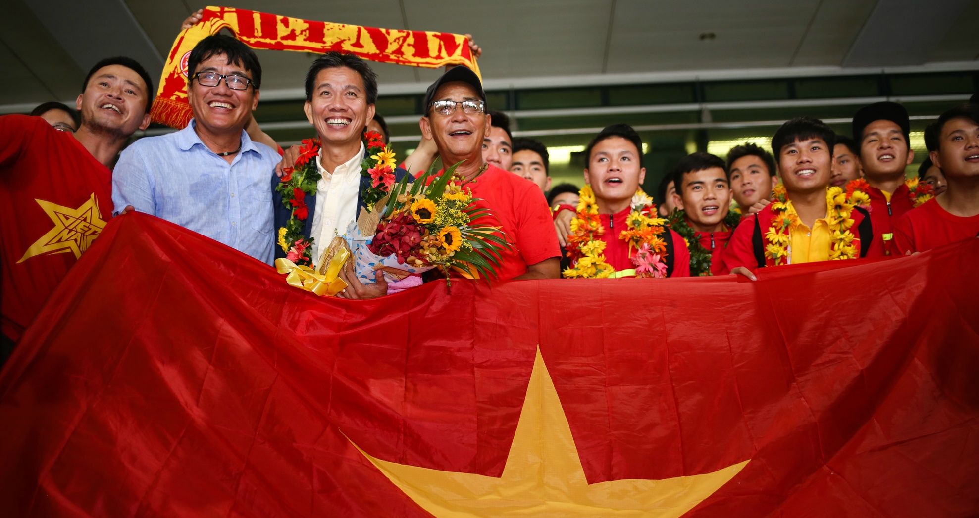 U19 Viet Nam duoc chao don nong nhiet duoi mua tam ta hinh anh