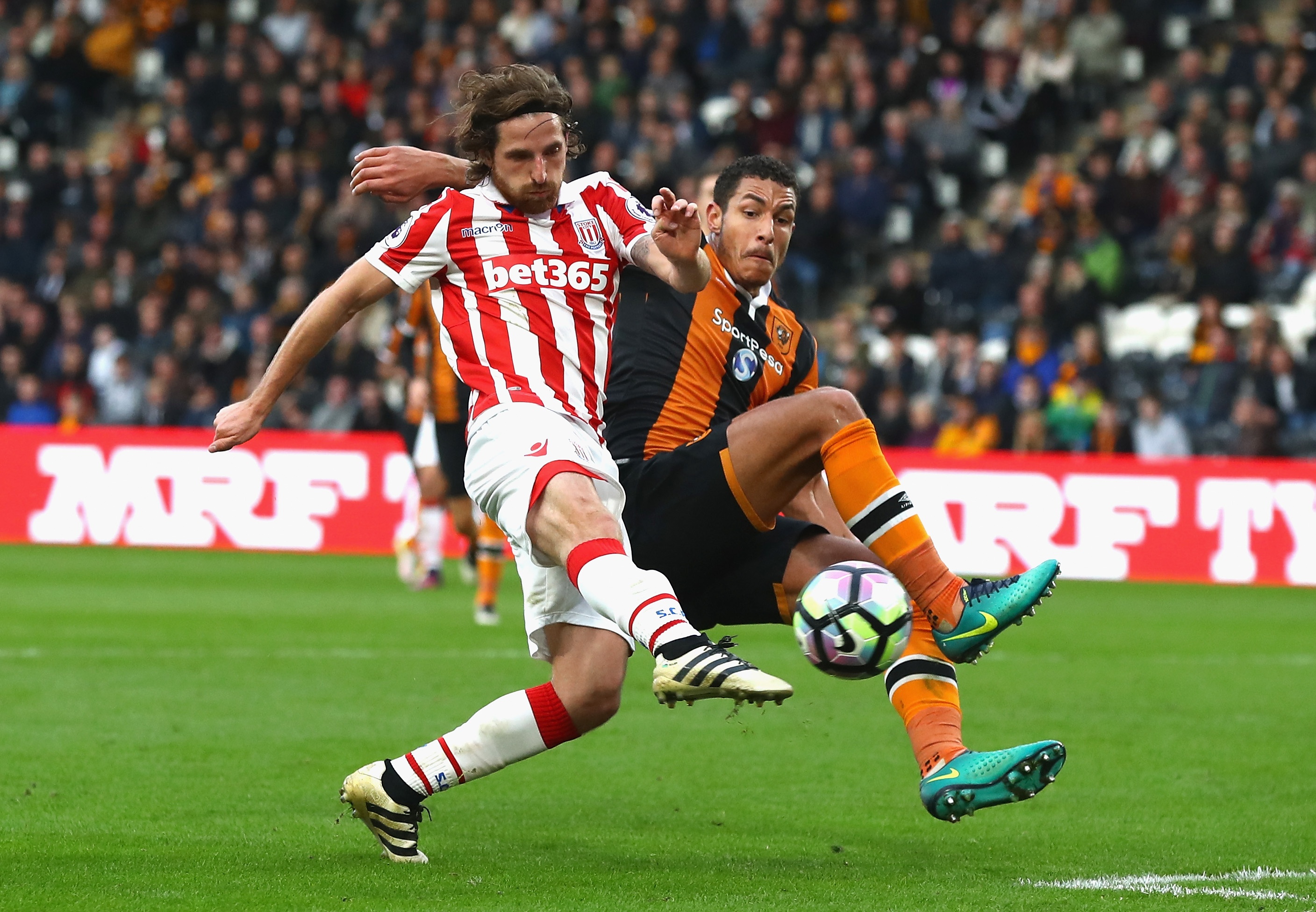 Ibra và Pogba kết hợp cũng chào thua tiền vệ Stoke City ảnh 2 Ibra va Pogba ket hop cung chao thua tien ve Stoke City anh 2