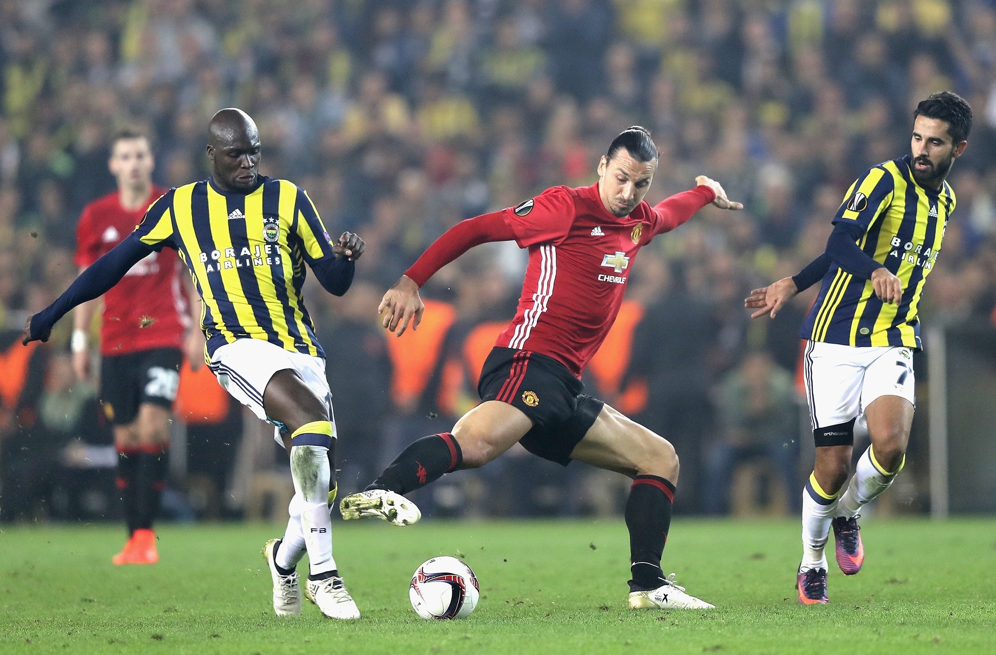 Ibrahimovic dang lam vet thuong Man United mung mu anh 3