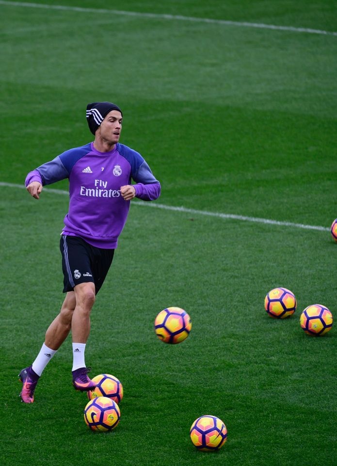 Ronaldo bieu dien kung-fu trong buoi tap anh 7