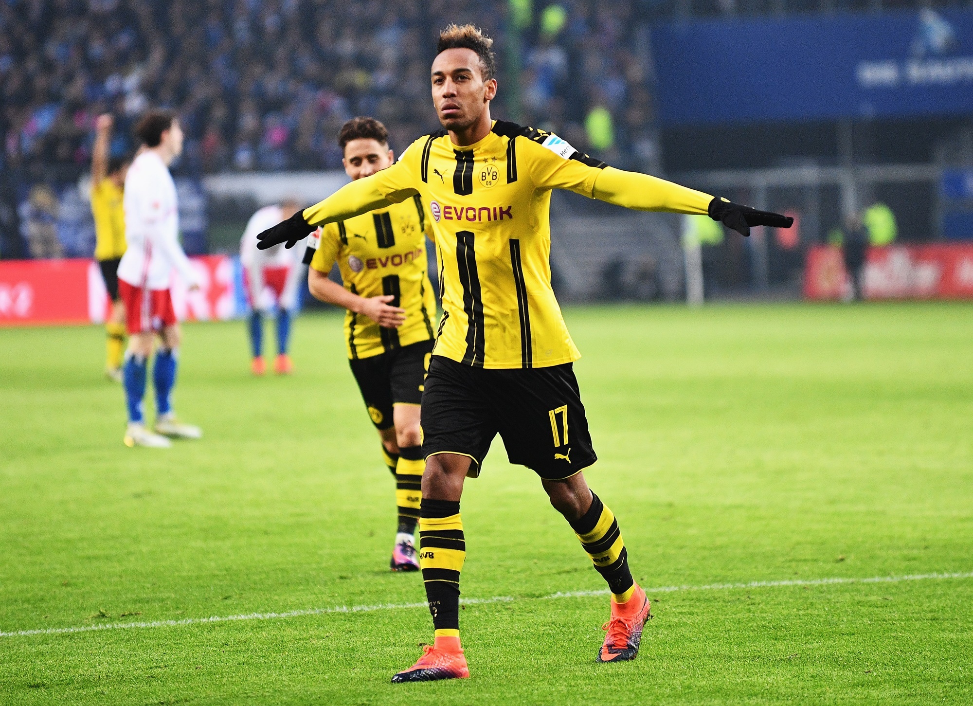 Aubameyang tren duong thanh bom tan chuyen nhuong anh 3