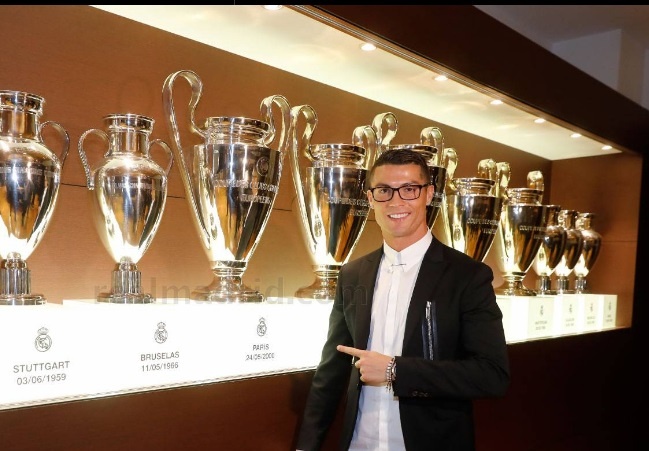 Ronaldo nhan luong nua trieu bang voi hop dong moi hinh anh