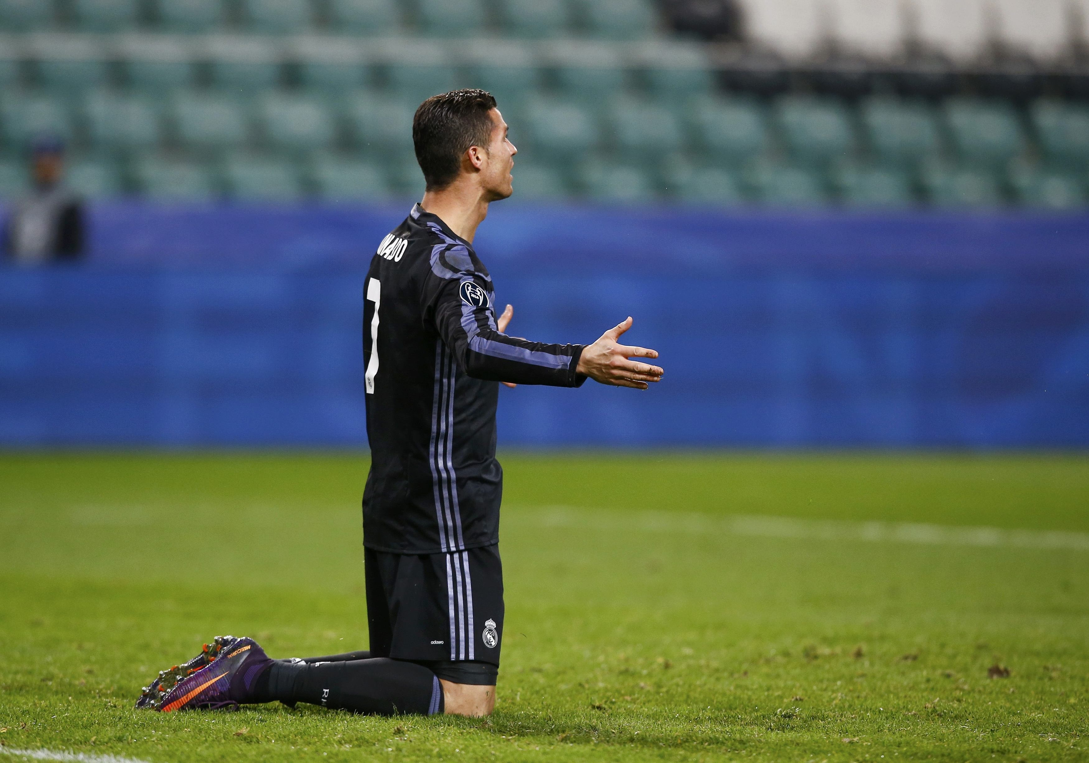 Nghich ly bong vang rot trung Ronaldo hinh anh