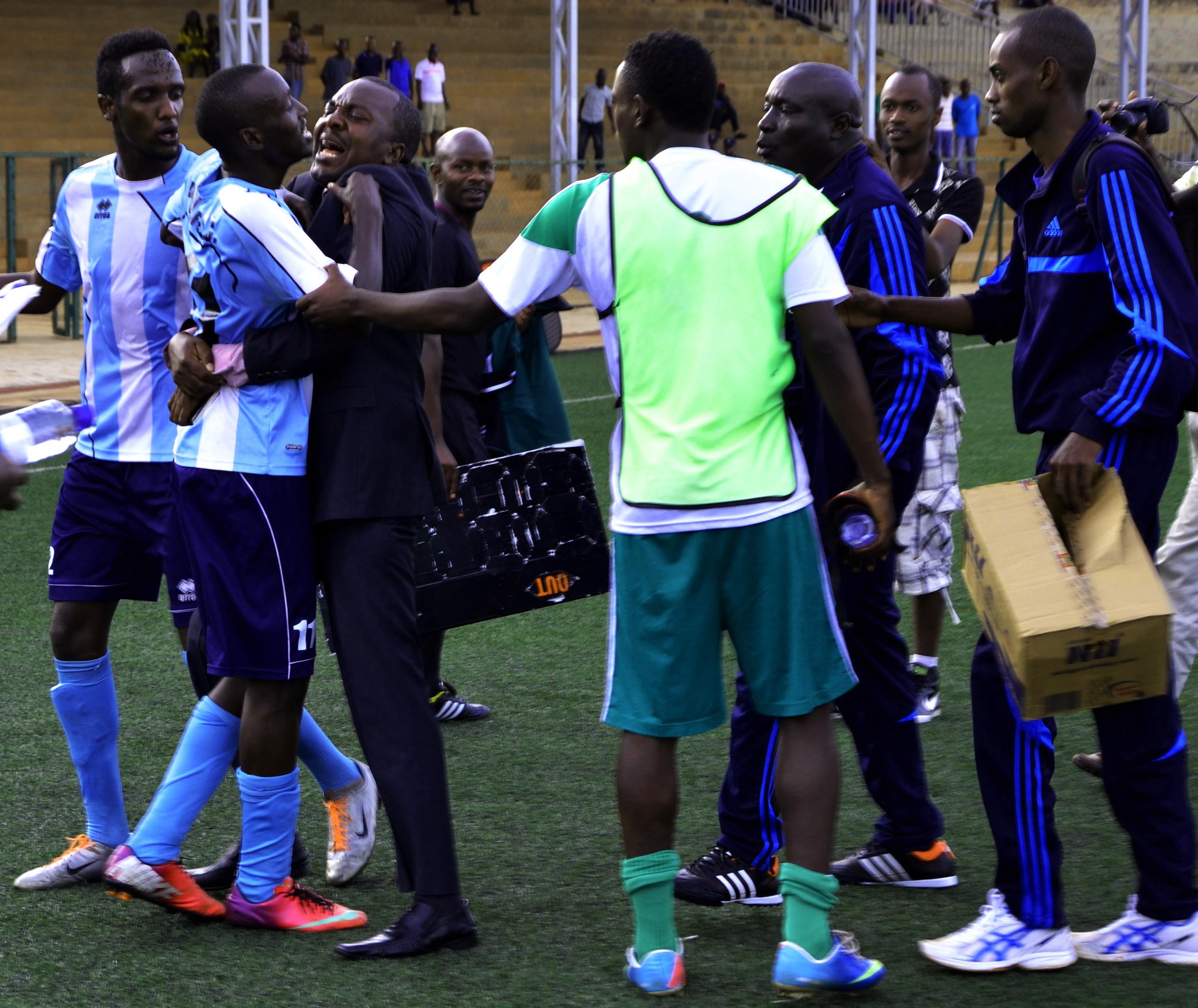 Cau thu tan cong trong tai hinh anh