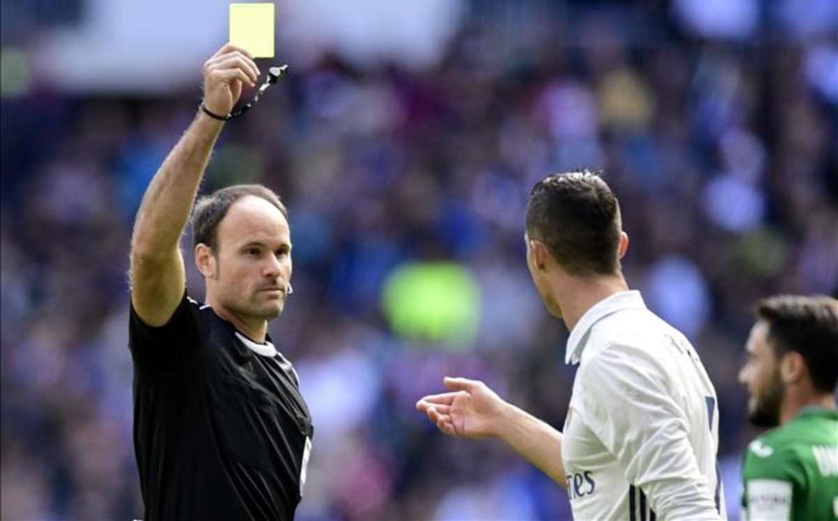 Hết quở trách, Ronaldo tiếp tục chửi thề ảnh 2 Het quo trach, Ronaldo tiep tuc chui the anh 2