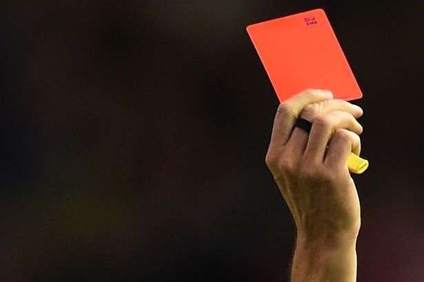 Cau thu dung dau huc chet trong tai hinh anh