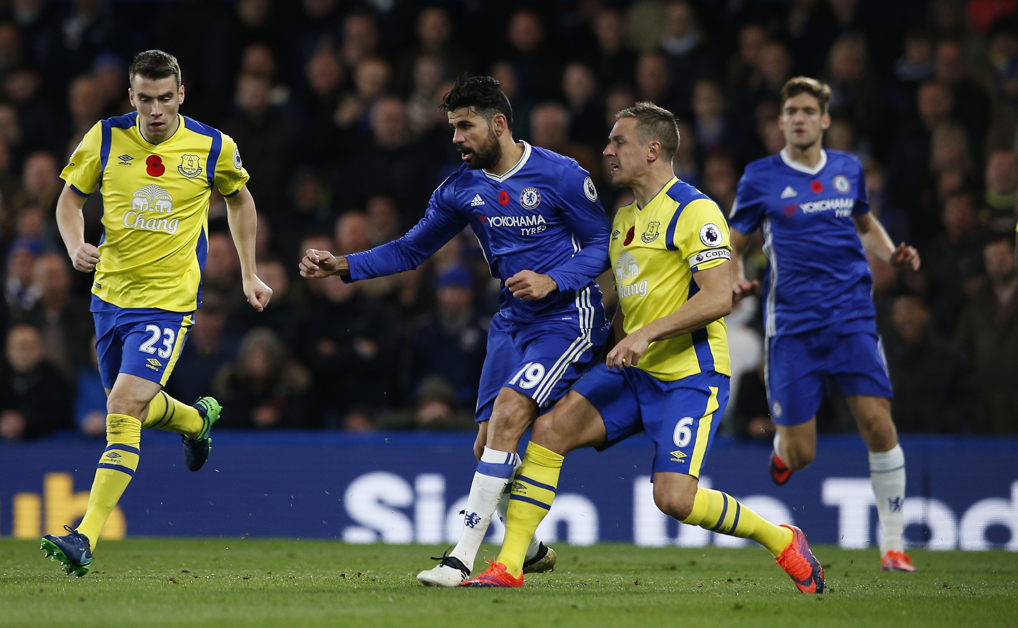 Mat trai ton thuong,  Courtois khien Chelsea lo au anh 7