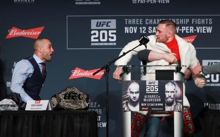 Ngoi sao Conor McGregor tinh nem ghe vao doi thu hinh anh