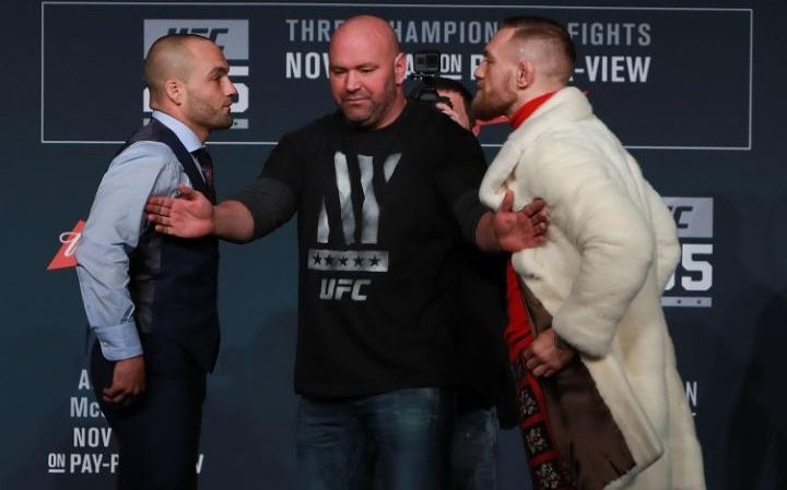 'Ga dien' Conor McGregor suyt danh doi thu trong hop bao hinh anh