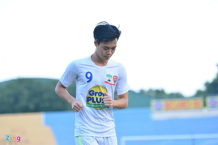 Man trinh dien cua Van Toan tren bao nuoc ngoai hinh anh