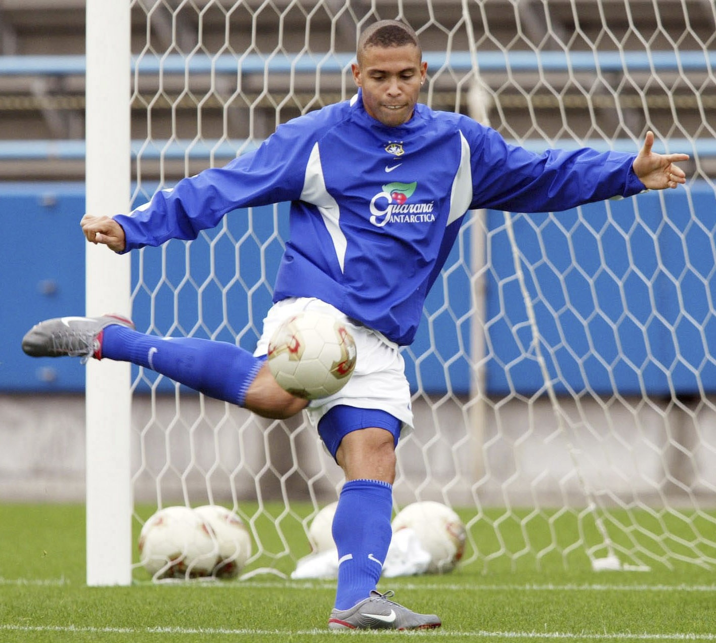 Claudio Bravo tạo siêu cầu thủ: Chân Messi, tim Puyol ảnh 2 Claudio Bravo tao sieu cau thu: Chan Messi, tim Puyol anh 2