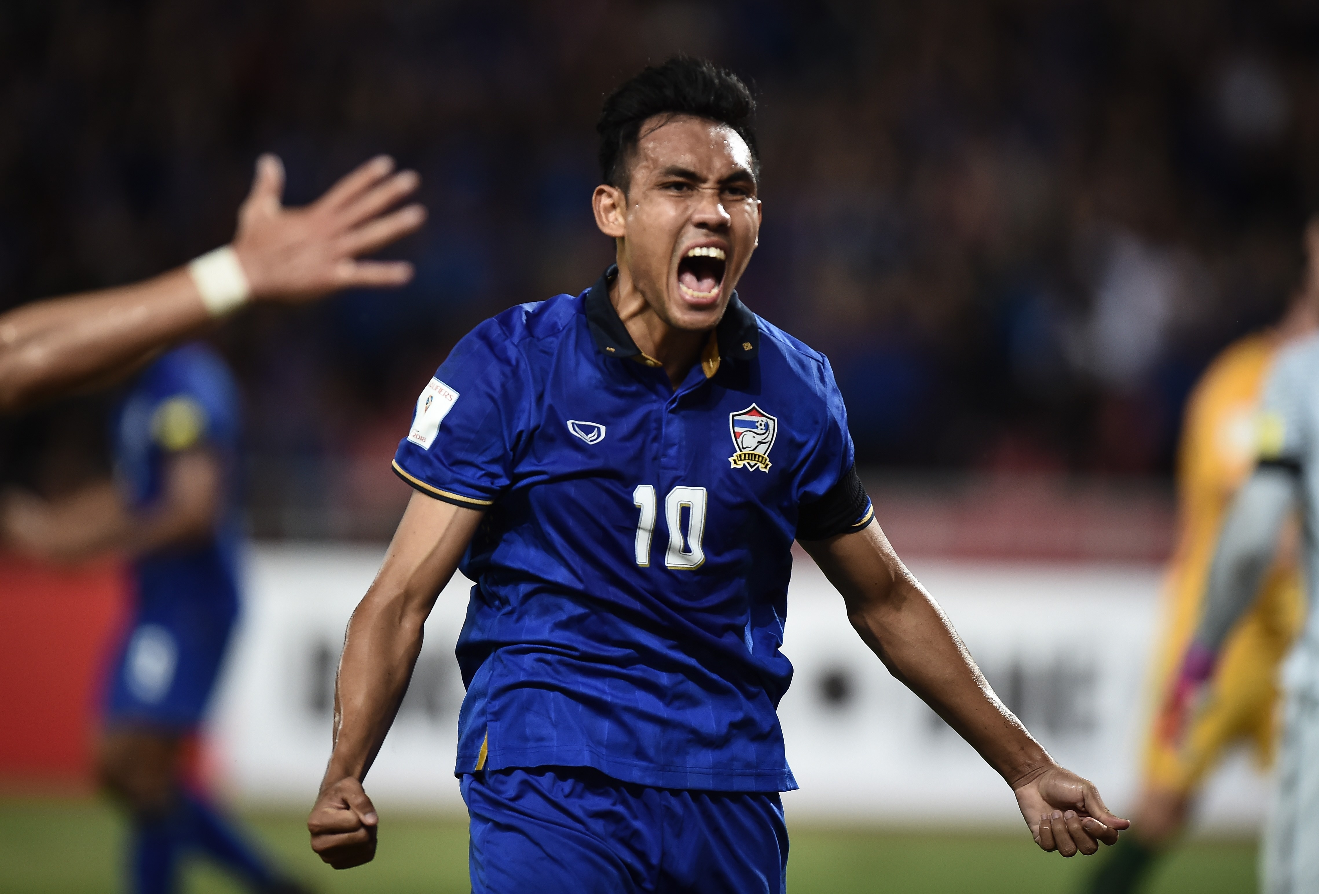 AFF Cup - be phong dua sao Thai Lan ra nuoc ngoai hinh anh