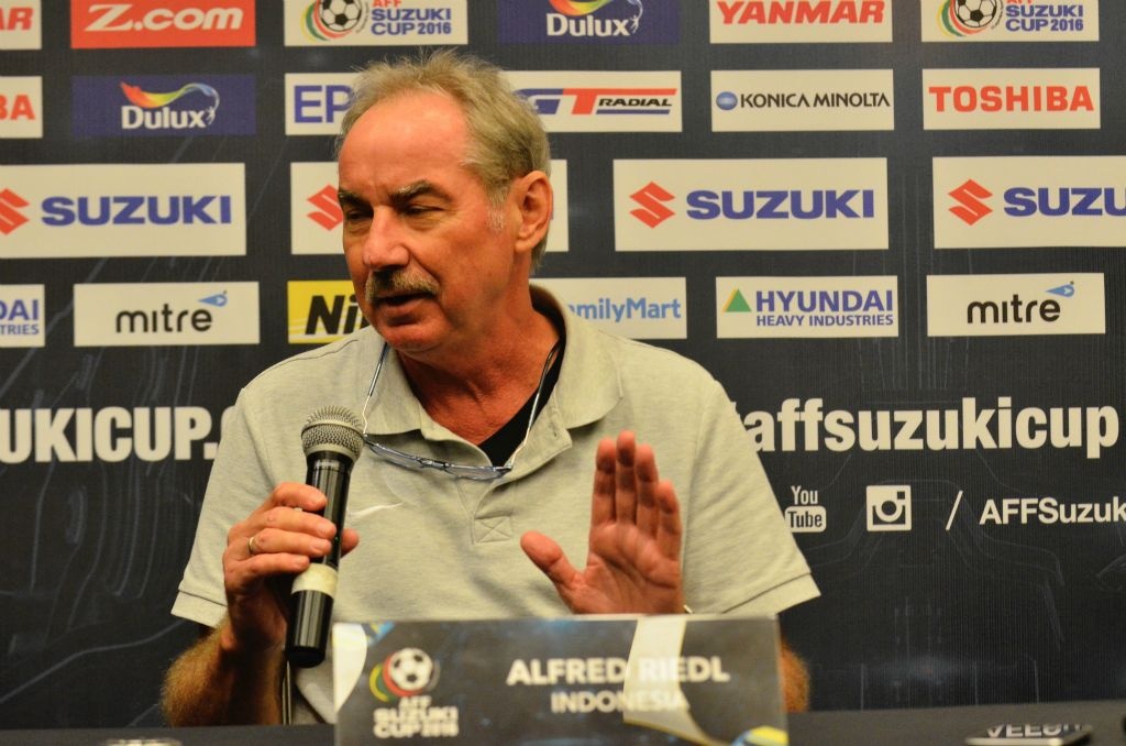 HLV Alfred Riedl tu chuc som neu Indonesia bi loai hinh anh