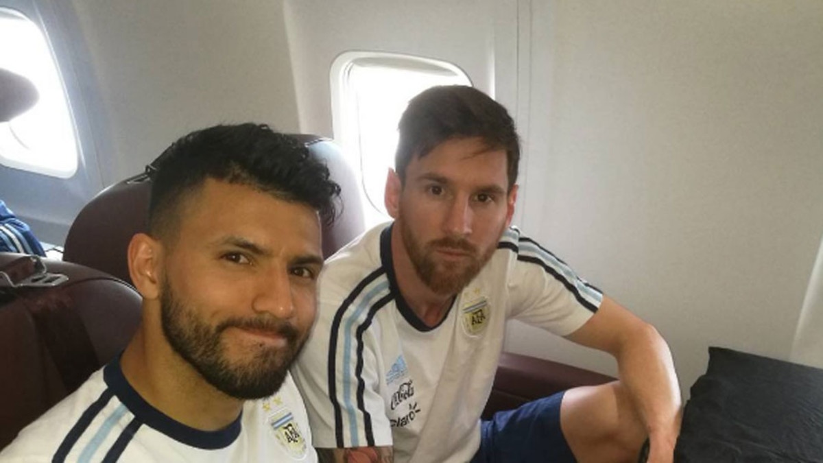 Messi tung ngoi tren may bay gap nan tai Colombia hinh anh