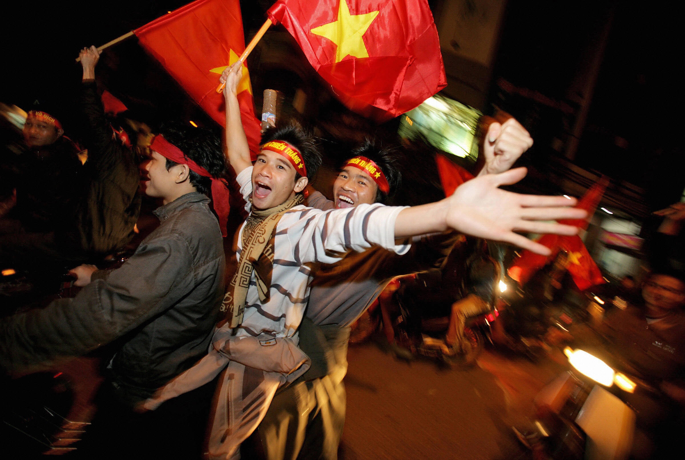 Bao Khanh: Viet Nam co the du World Cup trong 10-15 nam toi hinh anh