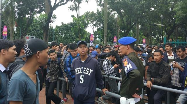 Fan Indonesia hut hang chuyen mua ve AFF Cup hinh anh