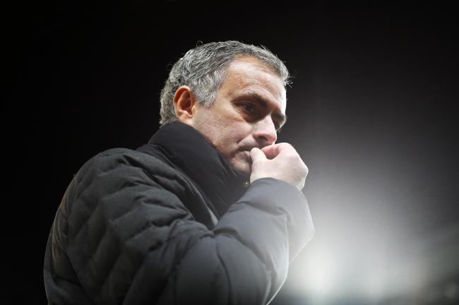 Sau Messi,  toi Ronaldo va Mourinho bi cao buoc tron thue anh 1