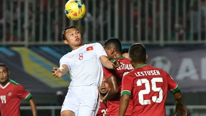 'Cau thu Viet Nam dang nhan the do' hinh anh