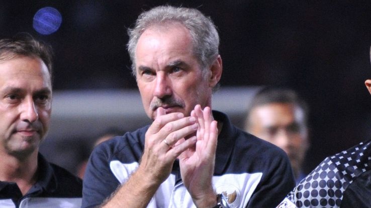 Ong Riedl doi mat tuong lai bat dinh anh 1